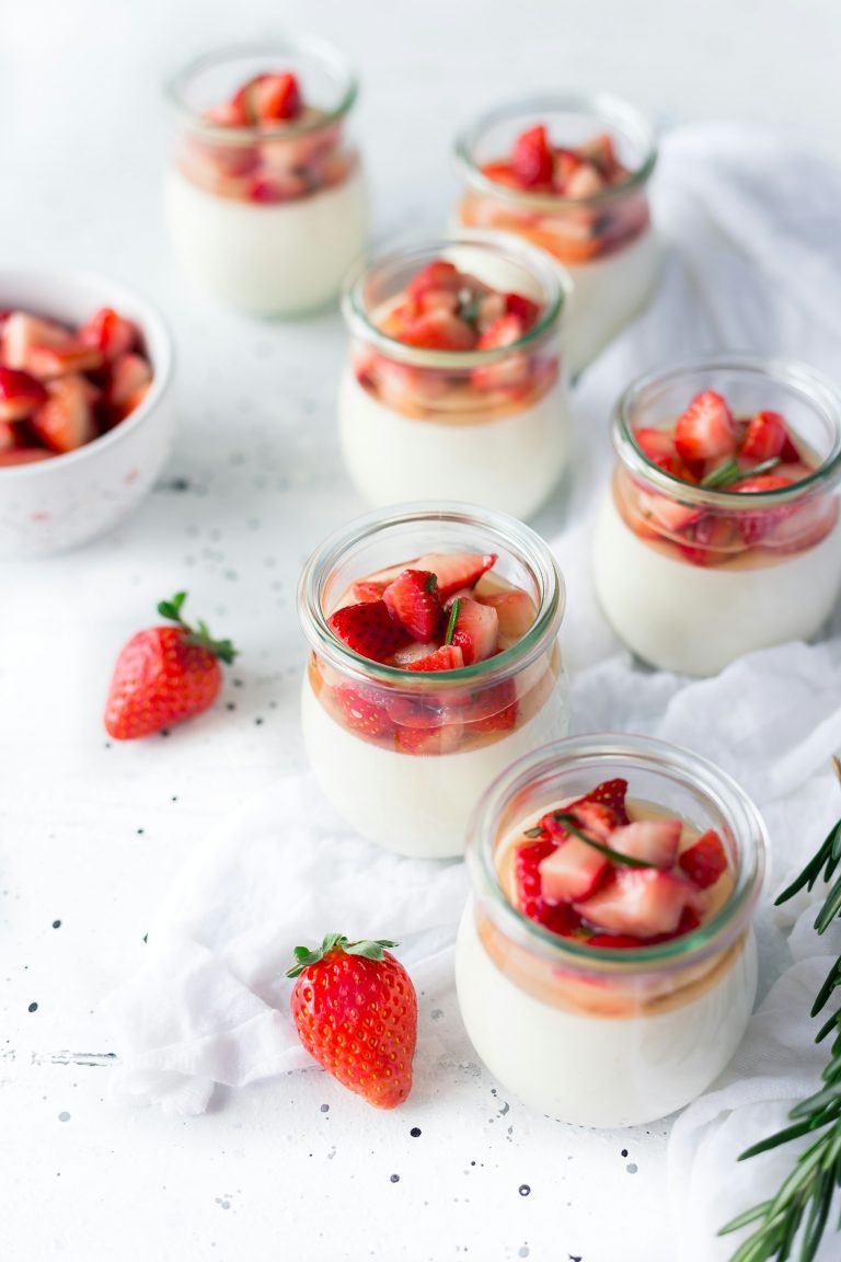Yogurt and strawberry pots